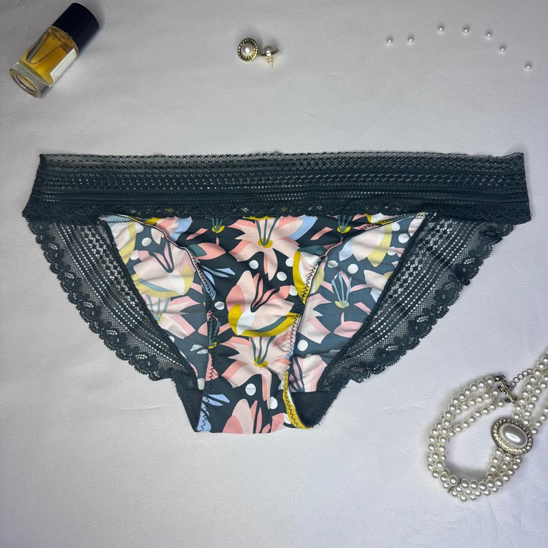 Slip Femme Imprimé Floral Multicolore & Dentelle Anthracite – Lingerie Originale | Abidjan Côte d'Ivoire Taille L