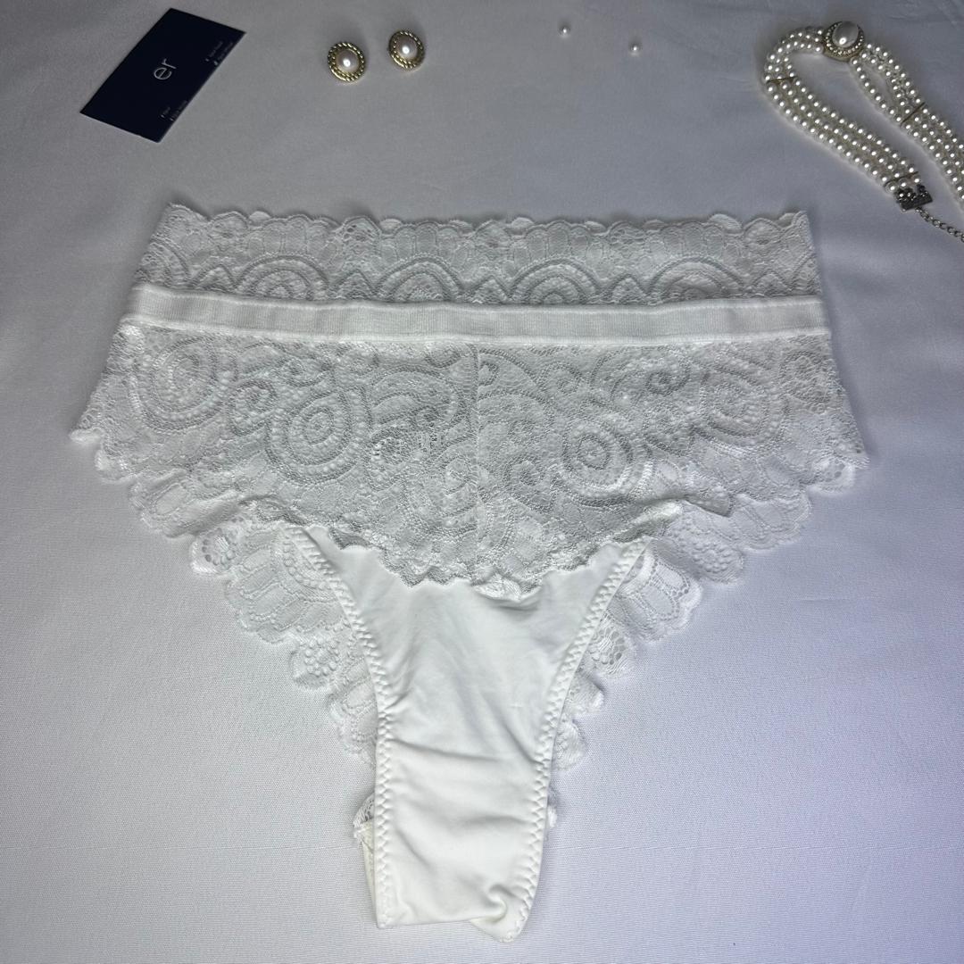 Slip Femme Blanc Dentelle Florale Luxe – Coupe Glamour | Taille M Abidjan