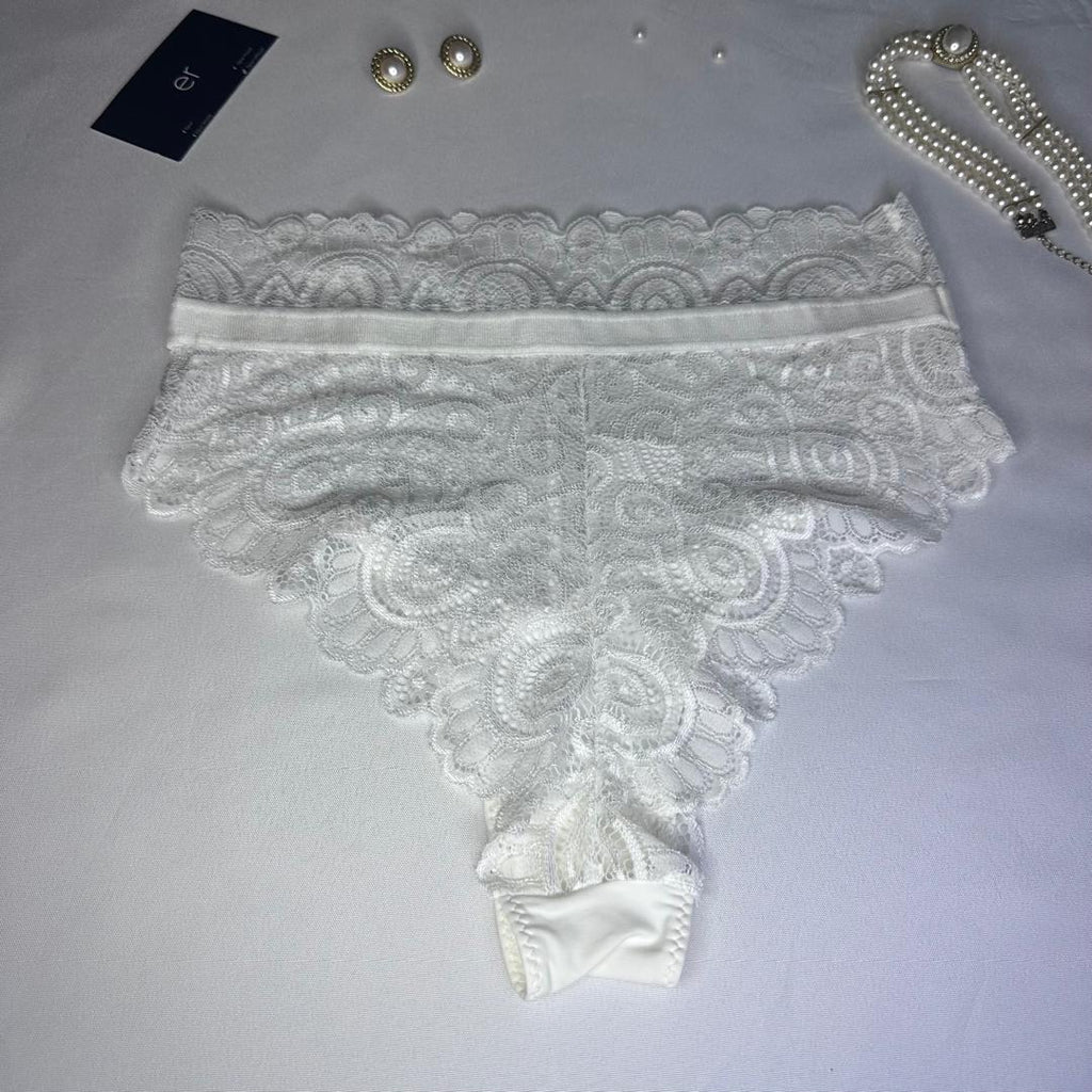 Slip Femme Blanc Dentelle Florale Luxe – Coupe Glamour | Taille M Abidjan