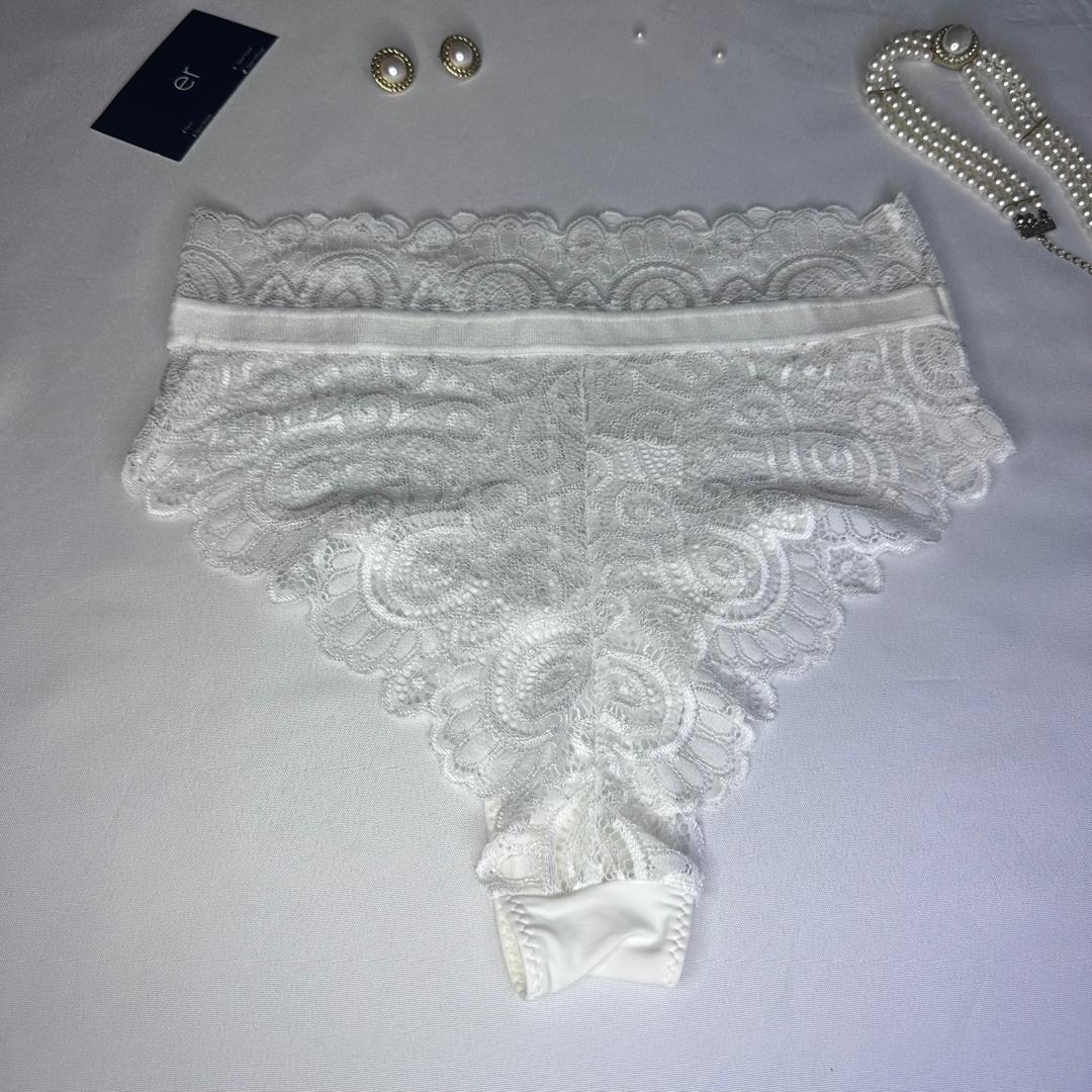 Slip Femme Blanc Dentelle Florale Luxe – Coupe Glamour | Taille M Abidjan